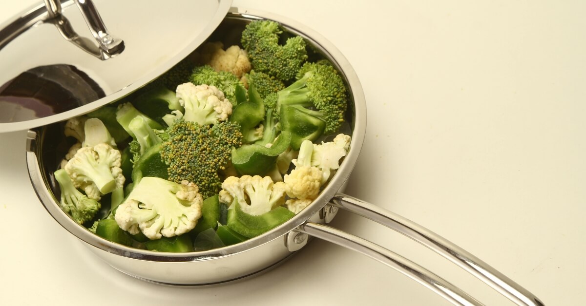 Как жарить на стальной сковороде, чтобы еда не прилипала?